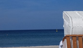 Strand mit Strandkorb und Meerblick