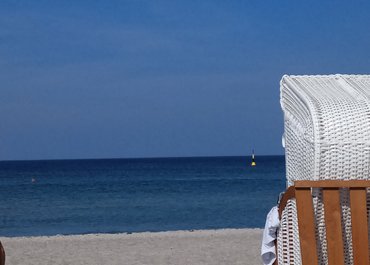 Strand mit Strandkorb und Meerblick