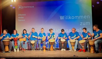 Die Grünen Bananen bei der Eröffnung des Jahresempfangs beim Paritätischen Wohlfahrtsverband Berlin auf der Bühne