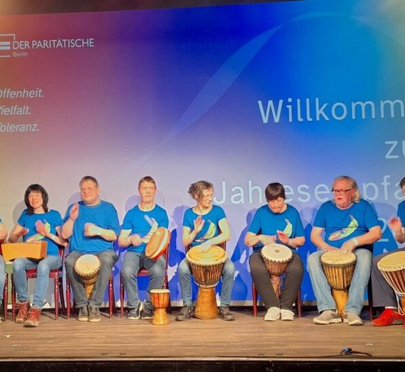 Die Grünen Bananen bei der Eröffnung des Jahresempfangs beim Paritätischen Wohlfahrtsverband Berlin auf der Bühne