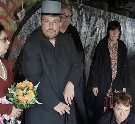 Personen aus einer Szene von "Die Bettleroper"