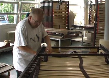 Mann arbeitet an einem Lattenrost.