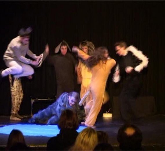 Personen aus einer Szene von "Das wütende Nashorn"