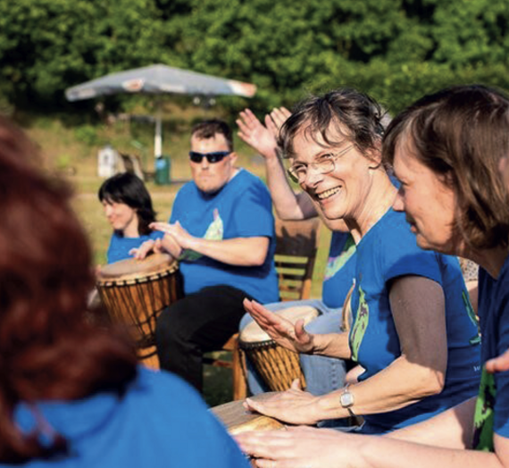 Trommelnde Personen aus der Theatergruppe "Die Grünen Bananen"