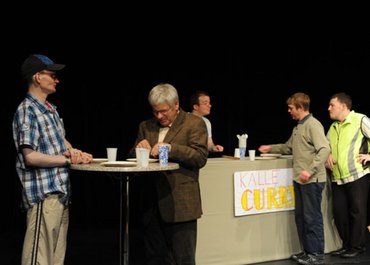 Mehrere Personen an einem Curry-Stand