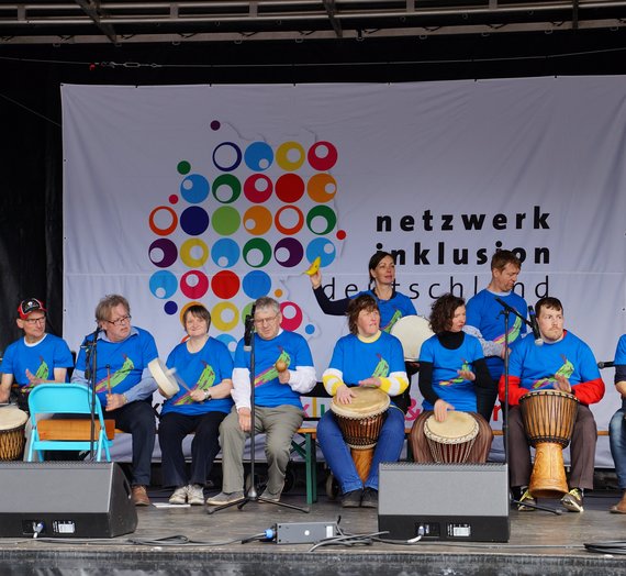 Trommelnde Personen aus der Theatergruppe "Die Grünen Bananen"