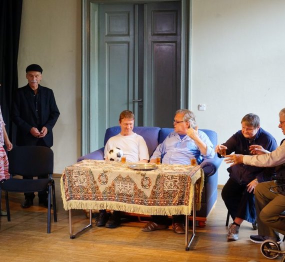 Personen aus einer Szene von "Der Fallschirm – Was heißt hier Menschen-Rechte?"