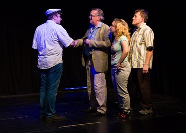 Zwei Männer schütteln sich die Hände.