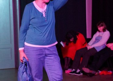 Frau hält sich die Hand auf den Kopf.