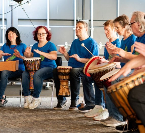 Trommelnde Personen aus der Theatergruppe "Die Grünen Bananen"