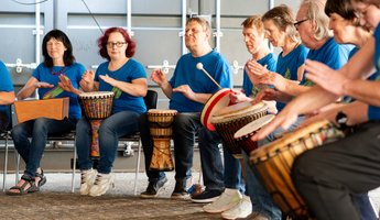 Trommelnde Personen aus der Theatergruppe "Die Grünen Bananen"