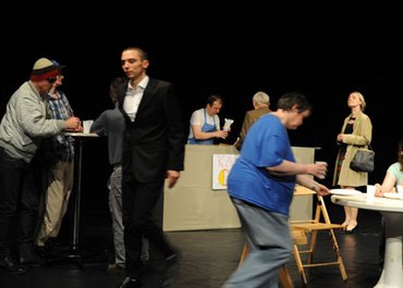 Mehrere Menschen versammeln sich an einem Imbiss und treten miteinander in Kontakt.