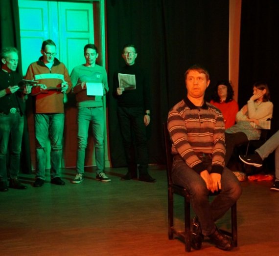 Personen aus einer Szene von "Theater für die Handtasche"