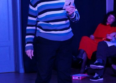 Mann liest von einem Blatt Papier.