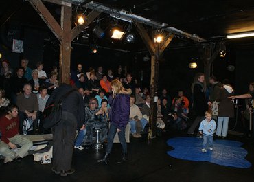 Publikum bestehend aus Erwachsenen und Kindern.