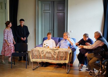 Sechs Personen während einer Bühnenperformance.