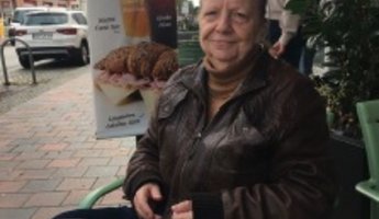 Frau M. bei Kuchen und Kaffee