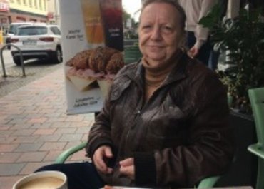 Frau M. bei Kuchen und Kaffee